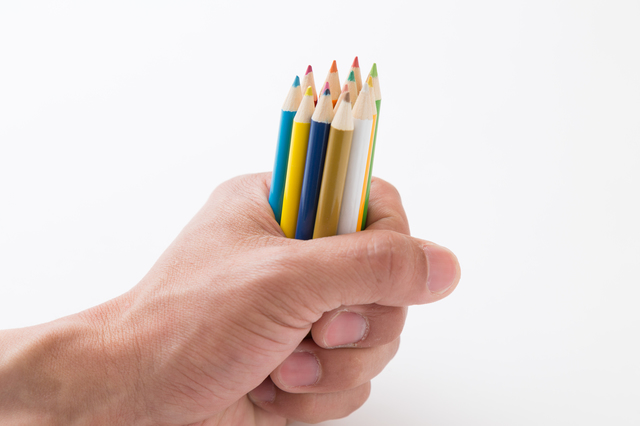 色鉛筆を握る